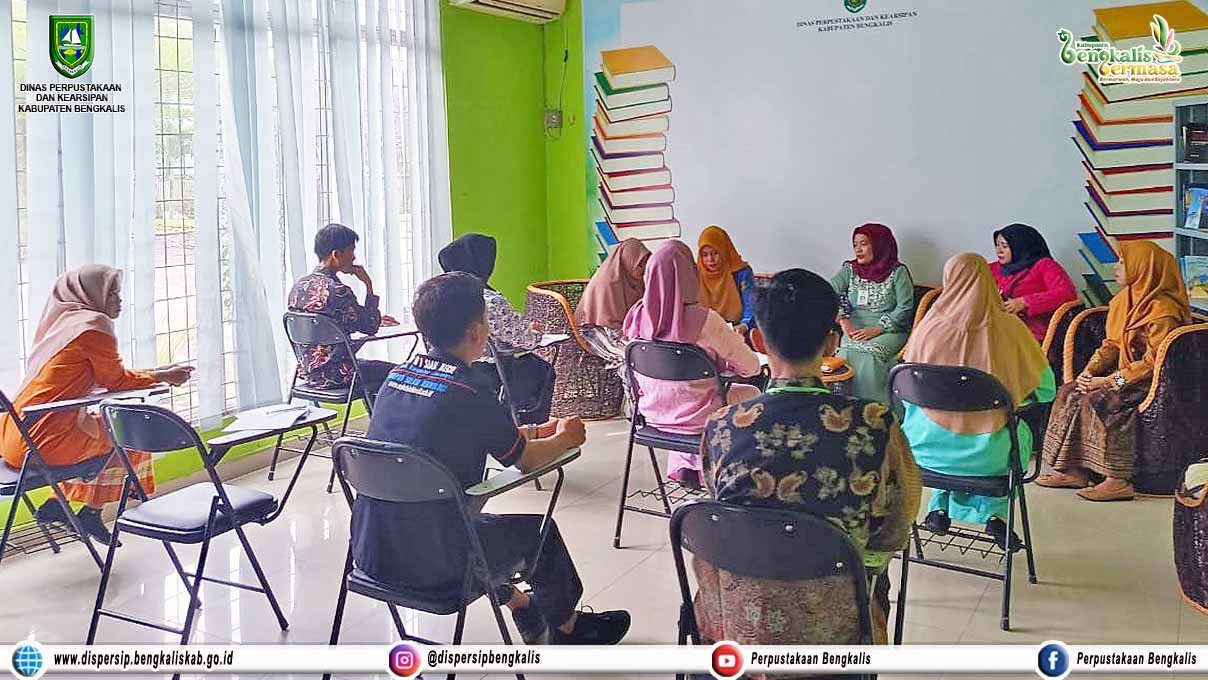 Bimbingan Perawatan dan Pemeliharaan Buku Perpustakaan oleh Dipersip Kabupaten Bengkalis