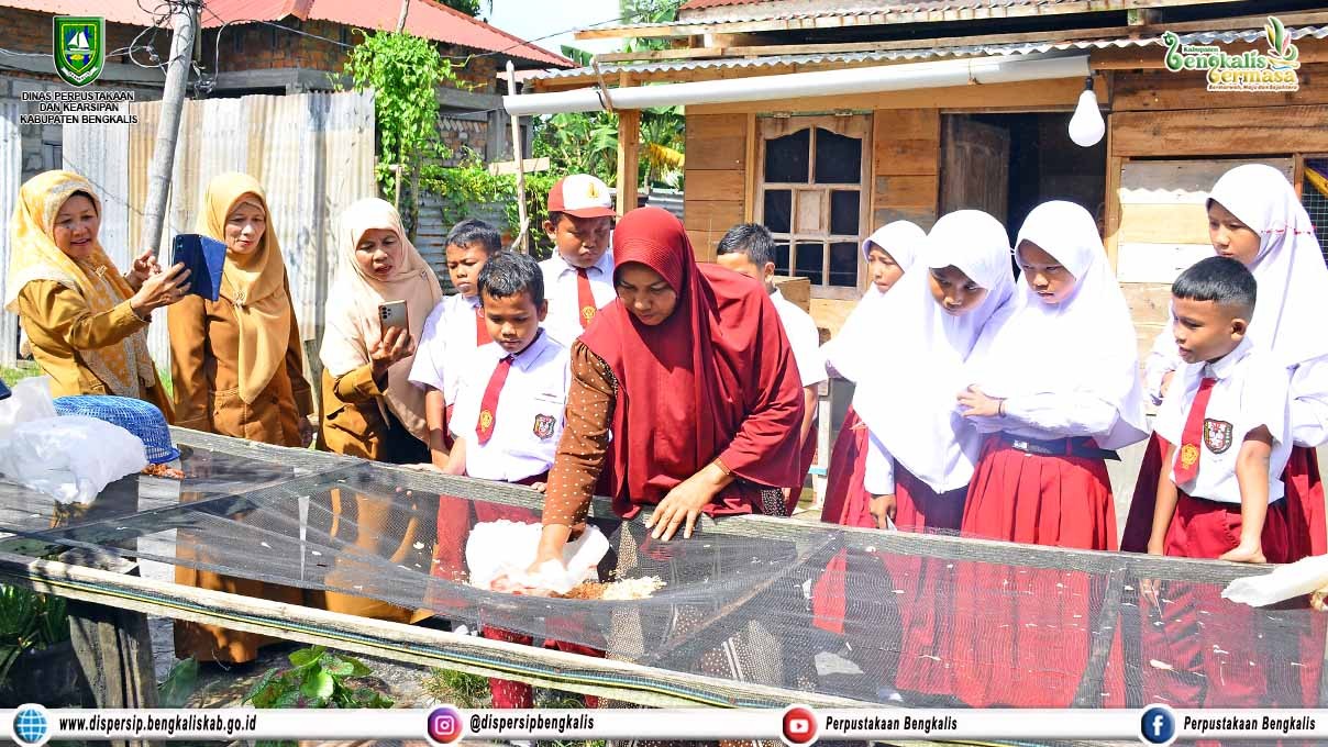 Wisata Literasi Pengolahan Udang Kering Bersama Siswa SDN 12 Bengkalis