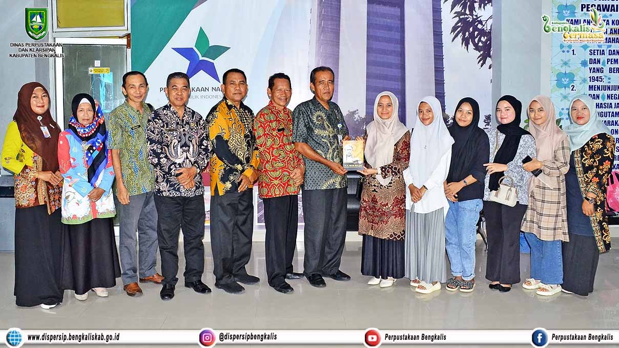 Penyerahan Buku Tentang K.H. Imam Bulqin oleh STAIN Bengkalis kepada Dispersip Bengkalis