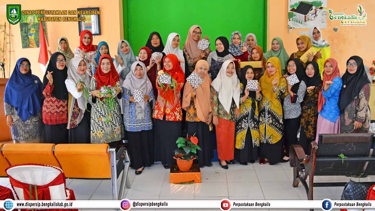 Arisan Bulanan serta Tutorial Pembuatan Jalin Lipan Keranda oleh DWP Dispersip Bengkalis