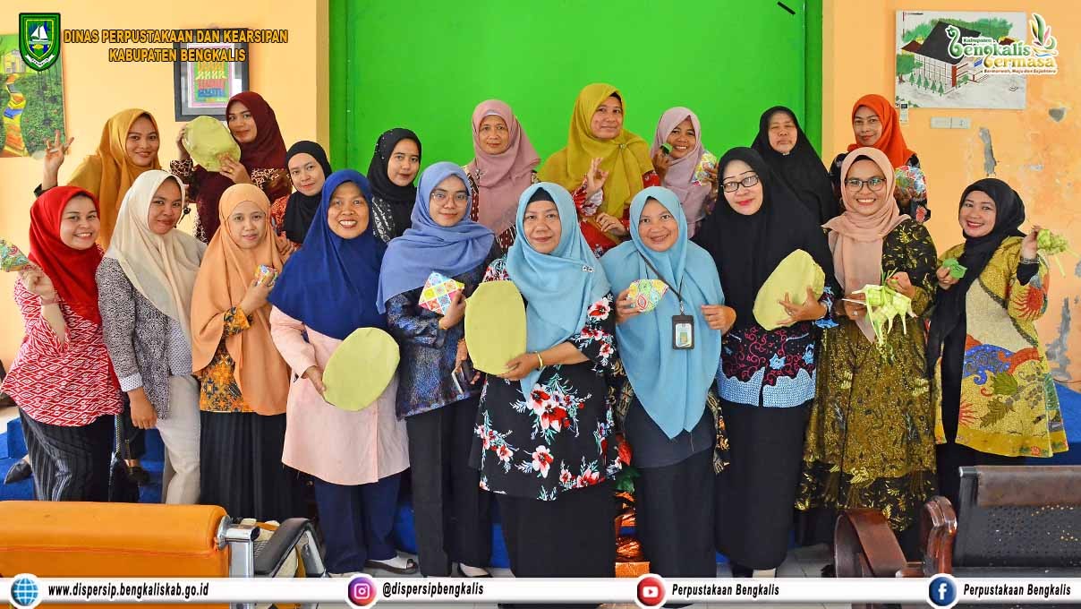 Arisan Bulanan DWP Dispersip Bengkalis serta Tutorial Pembuatan Ketupat Daun dan Takir Daun Pandan