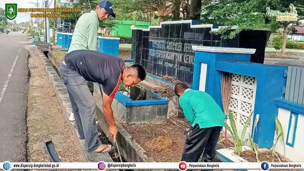 Gotong Royong Bersama di Lingkungan Dispersip Kabupaten Bengkalis