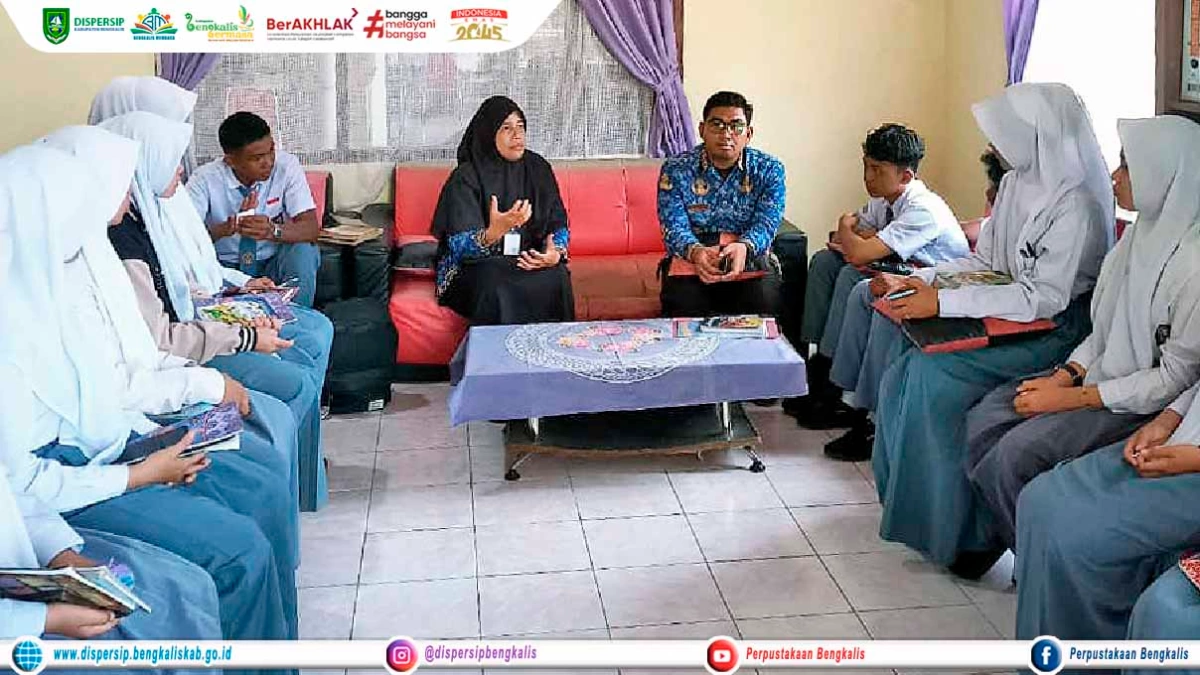 Kunjungan Literasi Siswa SMKN 1 Rupat ke UPT Perpustakaan Kecamatan Rupat
