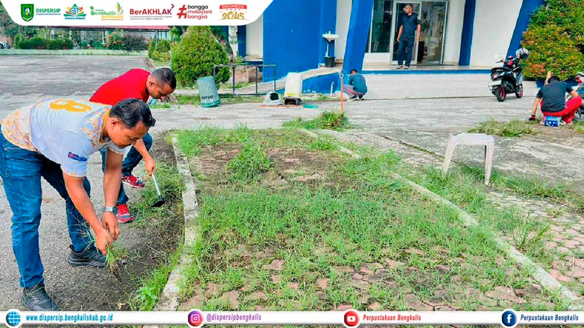 Kegiatan Gotong Royong Bersama di Lingkungan Dispersip Bengkalis