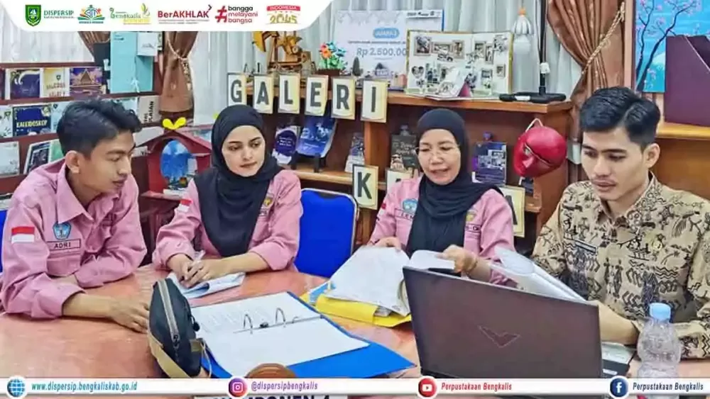 Pustakawan Dispersip Bengkalis Sebagai Asesor Melakukan Visitasi Akreditasi di Perpustakaan Syahril Zaenab SMPS Cendana Mandau