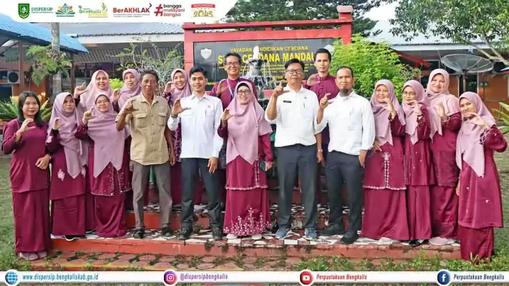 Pustakawan Dispersip Bengkalis Sebagai Asesor Melakukan Visitasi Akreditasi di Perpustakaan Tenas Effendy SMAS Cendana Mandau