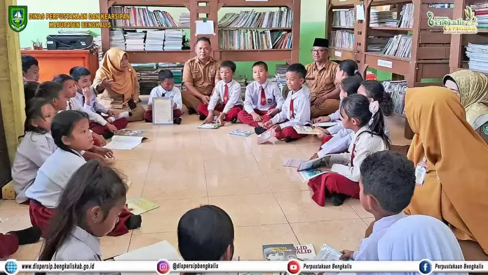 Kunjungan Literasi Dispersip Bengkalis ke SDN 32 Batin Tali Desa Berancah