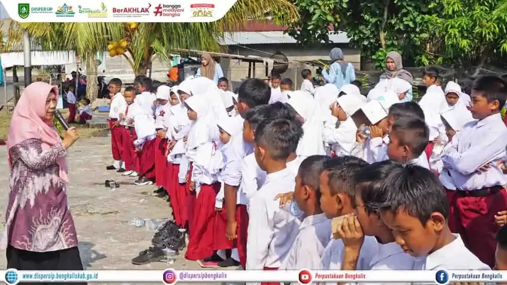 Pembukaan Kegiatan Petualang Literasi Mahasiswa KKN UNRI di SDN 22 Prapat Tunggal oleh Dispersip Bengkalis