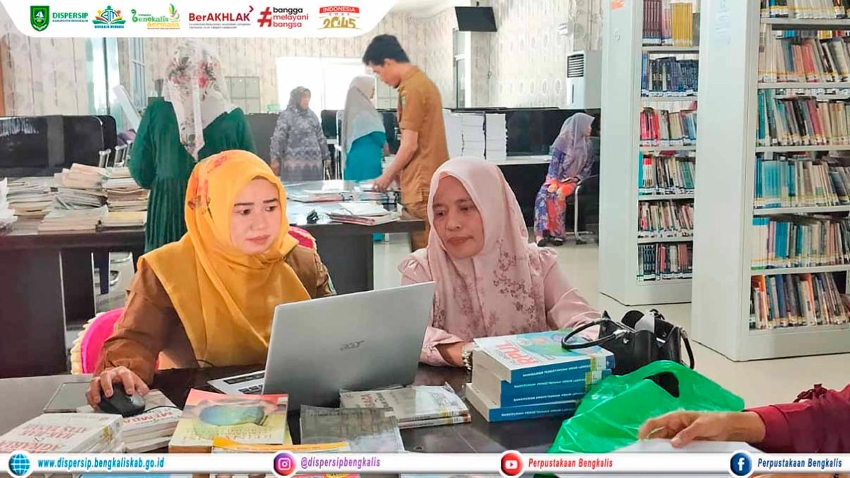 Penyiangan Koleksi Buku Perpustakaan oleh Tim Dispersip Kabupaten Bengkalis