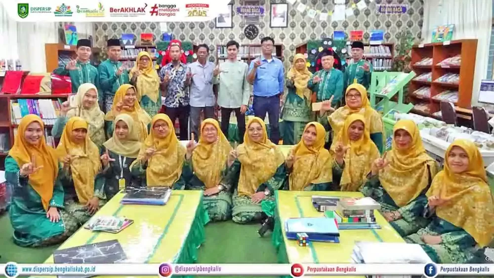 Pustakawan Dispersip Bengkalis Sebagai Asesor Melakukan Visitasi Akreditasi di Perpustakaan Idrus Tintin SDS Cendana Mandau