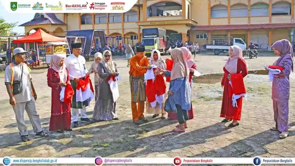 Aksi Berbagi Bendera di Pasar Terubuk oleh Dispersip Kabupaten Bengkalis