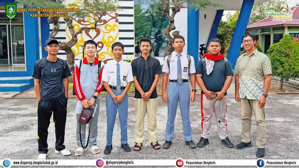 Pendampingan Siswa SMAN 1 dalam Pengambilan Foto di Lingkungan Dispersip Bengkalis