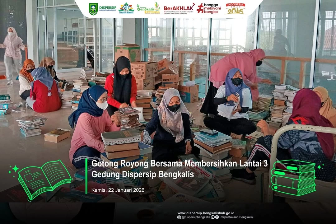 Gotong Royong Bersama Membersihkan Lantai 3 Gedung Dispersip Bengkalis